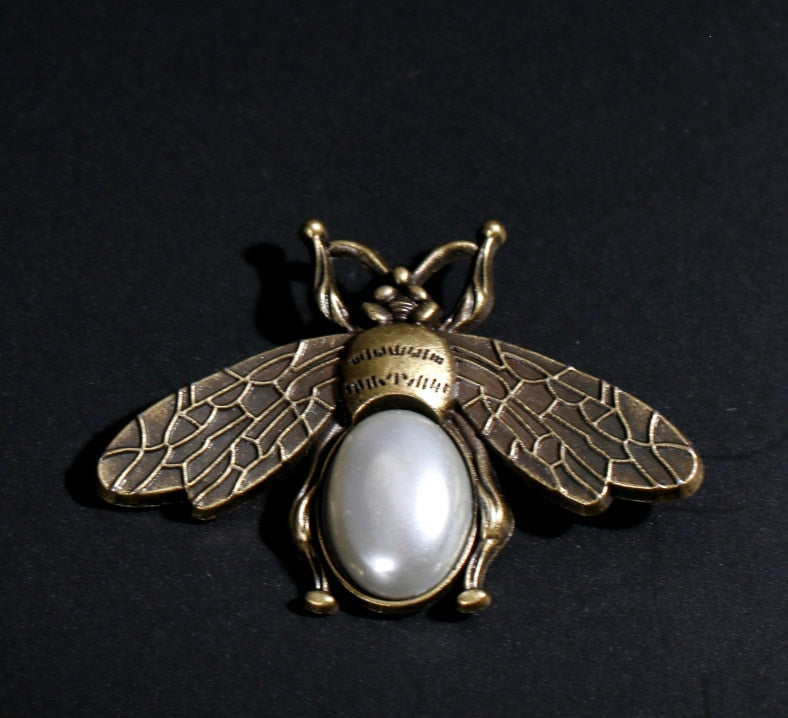 Honey - Vintage Bronze Bee Brooch Clothing Pin - DarkAcademic