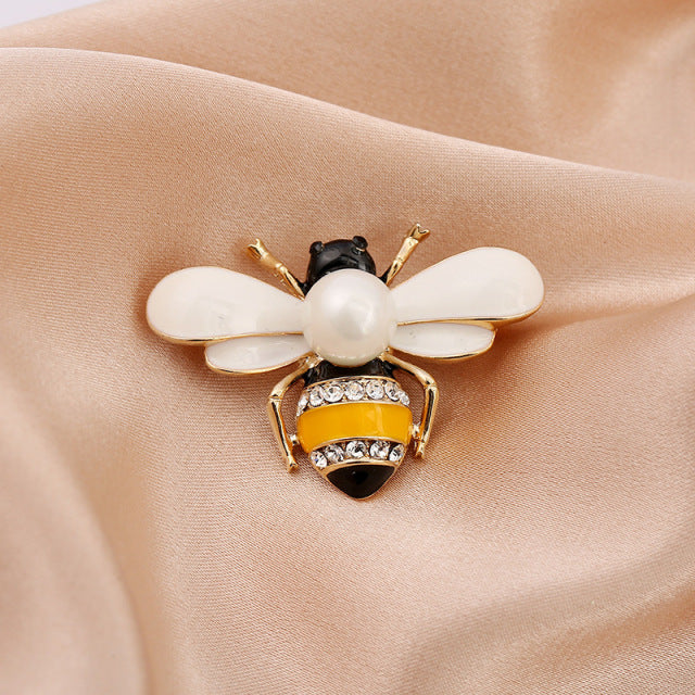 Amelia - Cute Rhinestone Bee Brooch - TheDarkAcademic