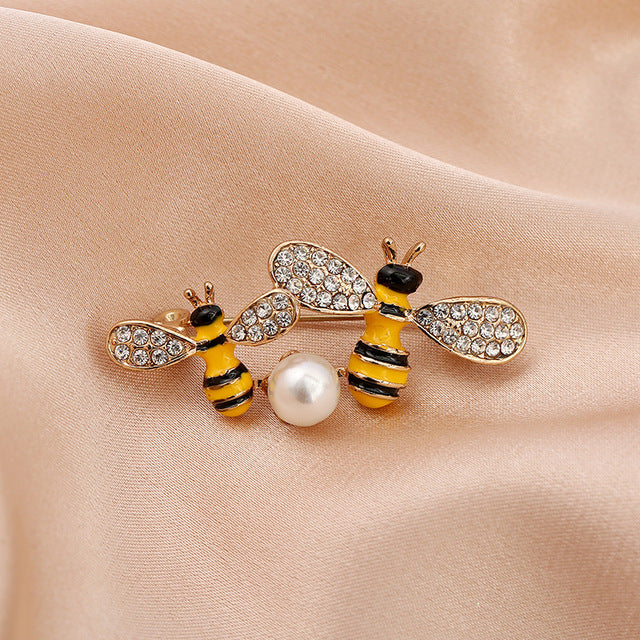 Amelia - Cute Rhinestone Bee Brooch - TheDarkAcademic